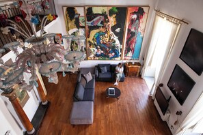 Lägenhet - 4 sovrum - balkong | Vardagsrum | 30-tums tv med satellitkanaler