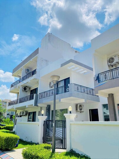 Rudra inn 3BHK Villanear All Mandirs Vrindavan