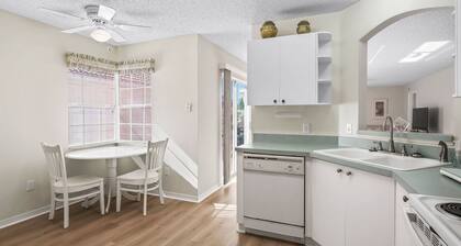 Bright & Stylish 2/2 Courtyard Villa with Fenced Backyard Oasis – Prime Location
