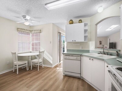 Bright & Stylish 2/2 Courtyard Villa with Fenced Backyard Oasis – Prime Location