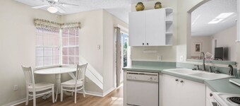 Bright & Stylish 2/2 Courtyard Villa with Fenced Backyard Oasis – Prime Location