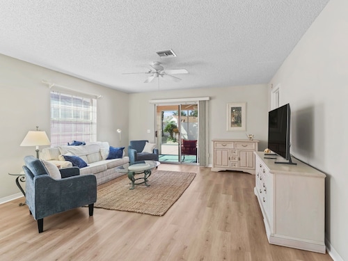 Bright & Stylish 2/2 Courtyard Villa with Fenced Backyard Oasis – Prime Location