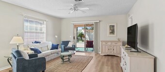 Bright & Stylish 2/2 Courtyard Villa with Fenced Backyard Oasis – Prime Location