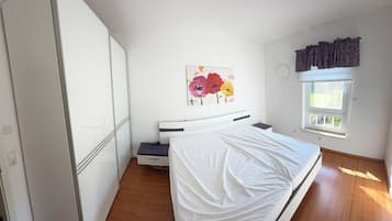 Iron/ironing board, internet, bed sheets