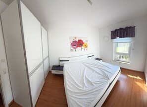 2 Schlafzimmer, BĂŒgeleisen/BĂŒgelbrett, Internetzugang, BettwĂ€sche