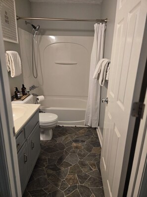 Sèche-cheveux, serviettes fournies, savon, papier toilette