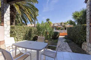 Outdoor dining - Holiday Home 'La Capelle 4 Personnes 875' with Shared Pool, Wi-Fi and Air Conditioning (Roquefort-des-Corbières)