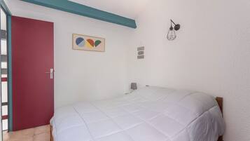 2 bedrooms, iron/ironing board, WiFi