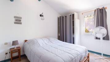 2 bedrooms, iron/ironing board, WiFi