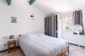 2 bedrooms, iron/ironing board, WiFi