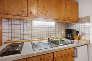 Fridge, stovetop, coffee/tea maker, electric kettle
