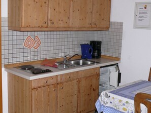 Fridge, stovetop, coffee/tea maker, electric kettle