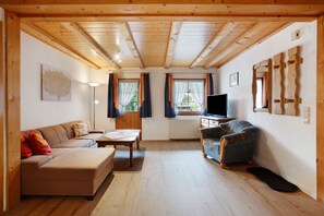 TV - Apartment 1 with Shared Garden, Balcony and Wi-Fi (Todtmoos)