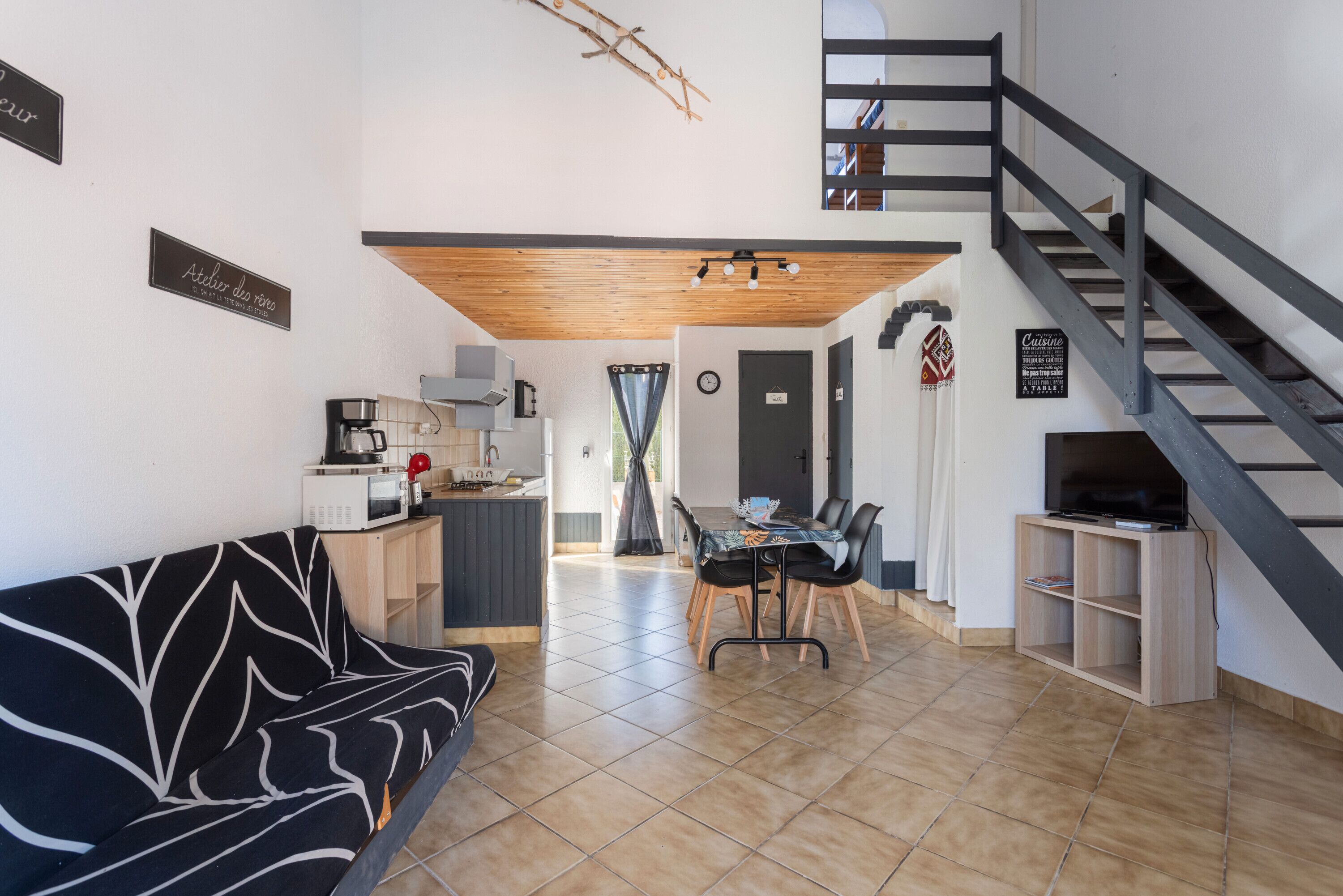 Una televisión, una mesa de tenis de mesa