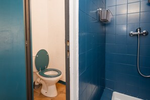 Kylpyhuone, jossa on wc, suihku ja pesuallas.
