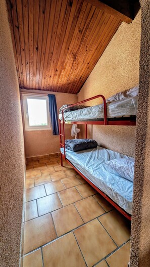 2 bedrooms, iron/ironing board, WiFi