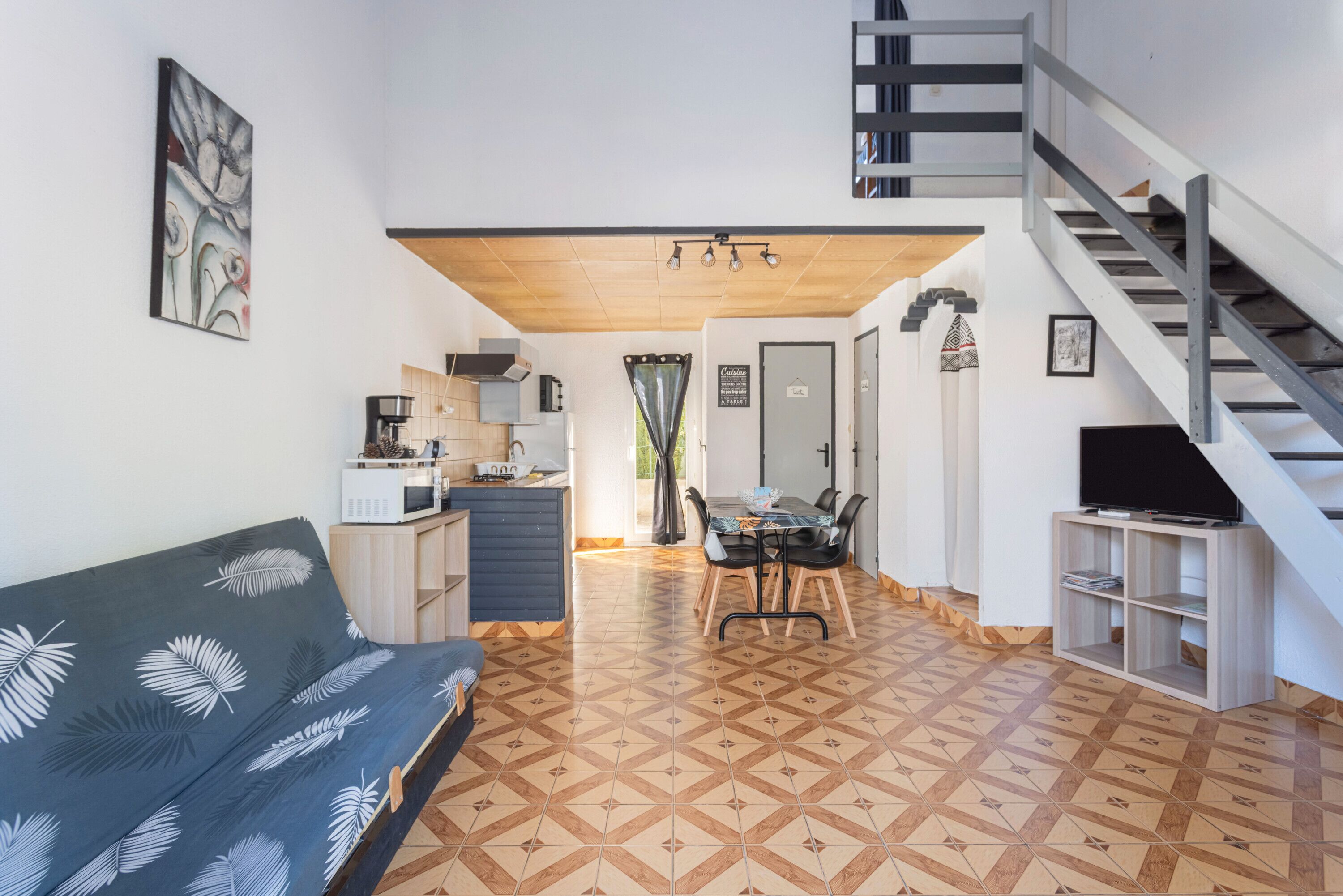 テレビ、卓球台