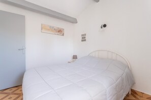 2 bedrooms, iron/ironing board, WiFi