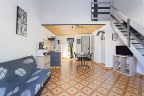 TV, tavolo da ping pong