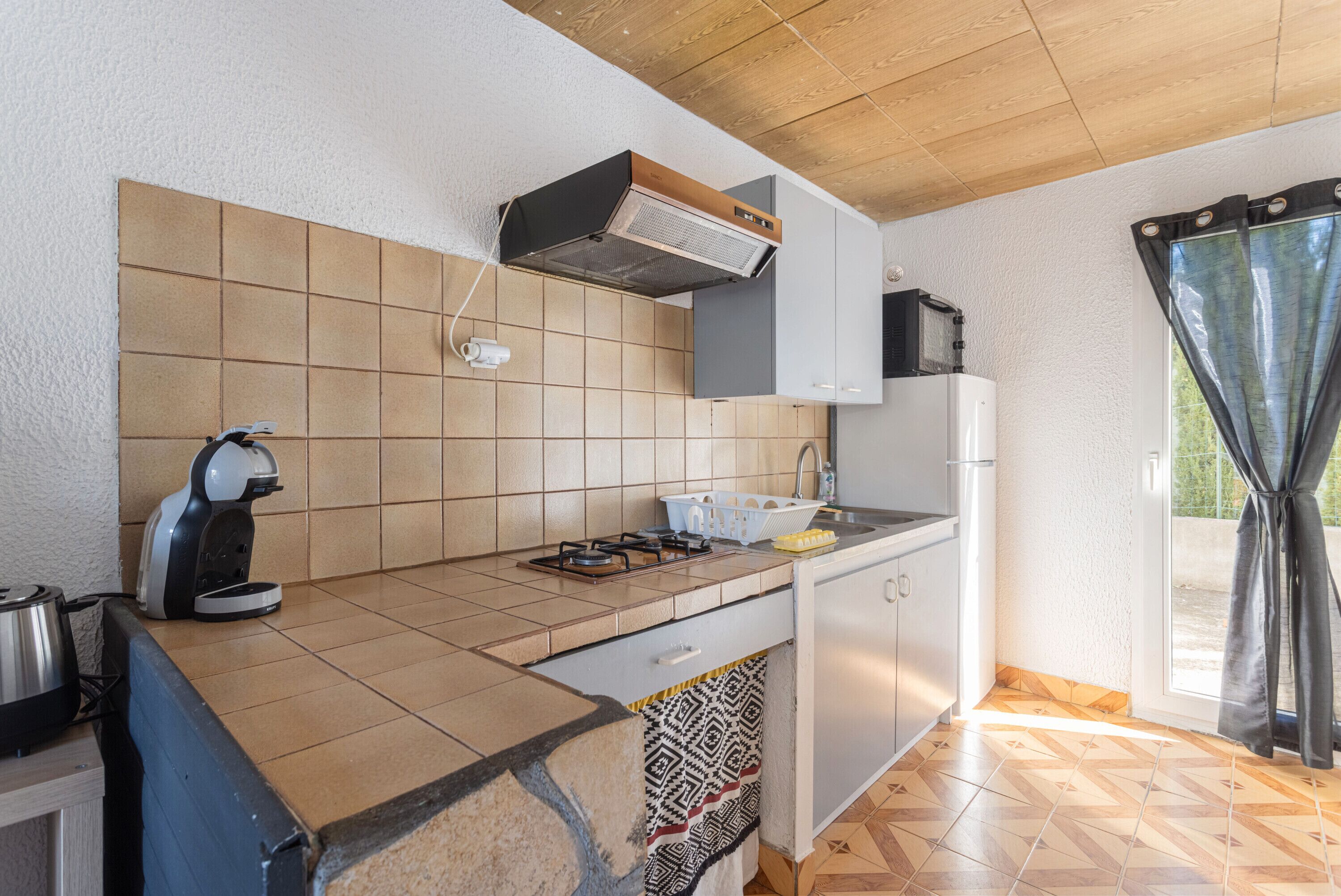 Frigorífico, microondas, horno y placa de cocina