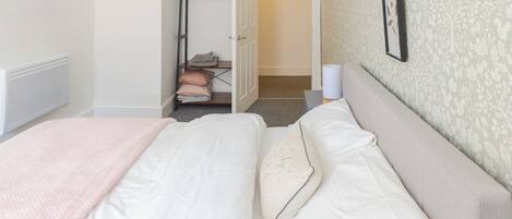 2 bedrooms, iron/ironing board, internet, bed sheets