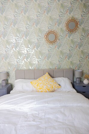 2 bedrooms, iron/ironing board, internet, bed sheets