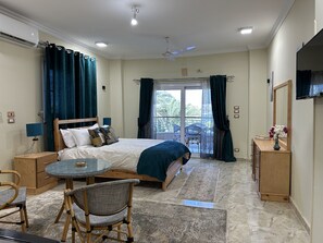 5 habitaciones, tabla de planchar con plancha, wifi y ropa de cama 