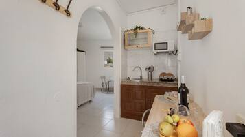 Kühlschrank, Mikrowelle, Herdplatte, Wasserkocher mit Kaffee-/Teezubehör