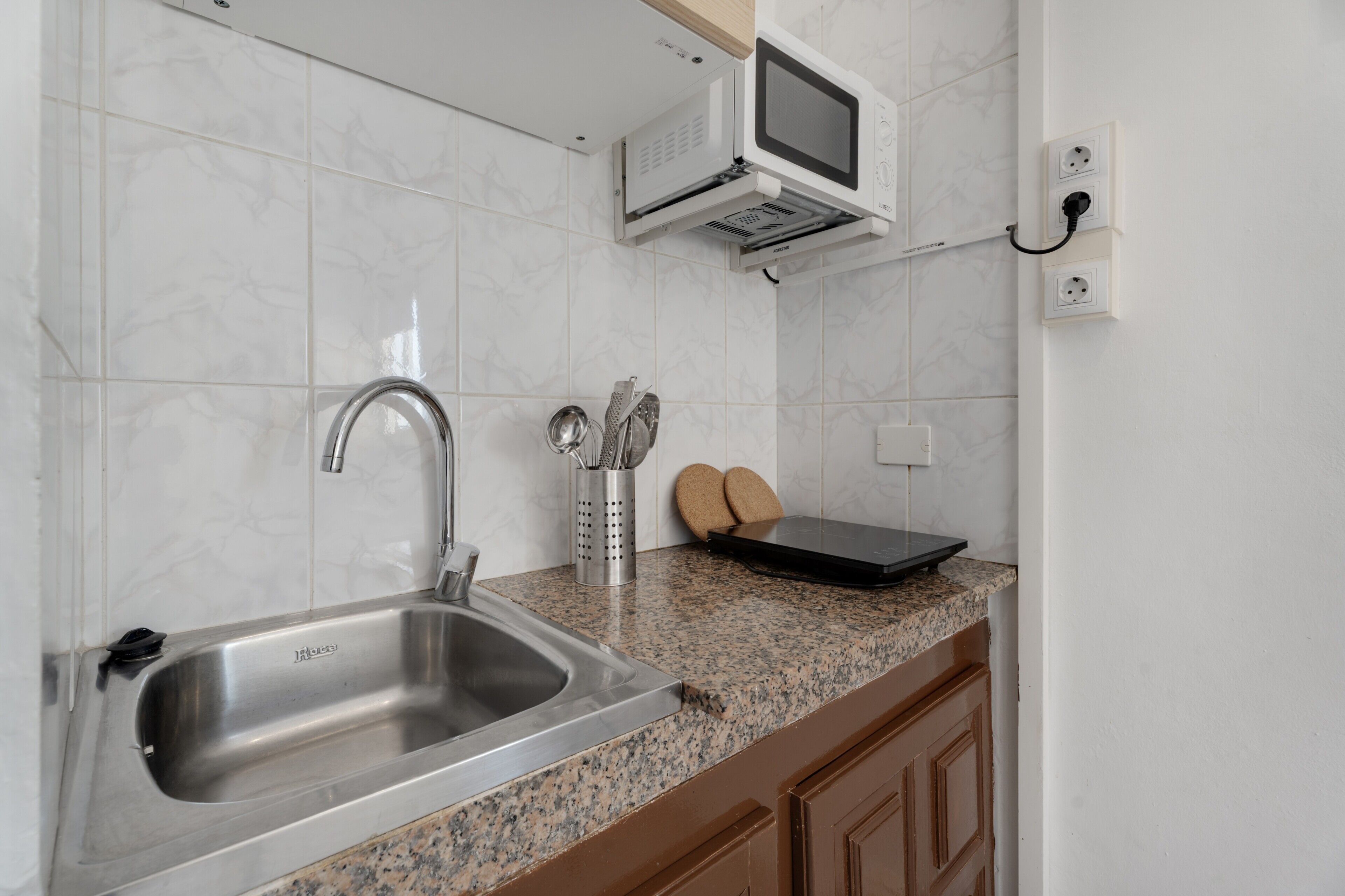 Fridge, microwave, stovetop, coffee/tea maker