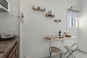 Réfrigérateur, micro-ondes, plaque de cuisson, cafetière/bouilloire