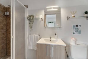 Shower, hair dryer, towels - Apartment 'Candelaria C' with Wi-Fi (Valle Gran Rey)