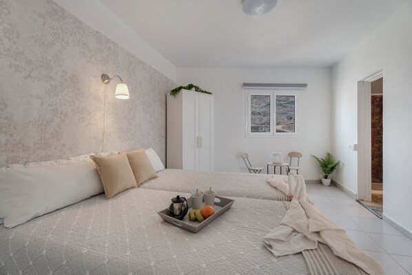 1 dormitorio, tabla de planchar con plancha, wifi y ropa de cama