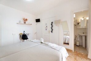 1 habitación, tabla de planchar con plancha, wifi y ropa de cama 