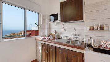 Réfrigérateur, micro-ondes, plaque de cuisson, cafetiÚre/bouilloire