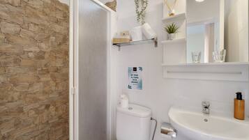 Dusche, Haartrockner, Handtücher