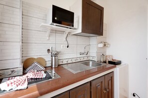 Fridge, microwave, stovetop, coffee/tea maker