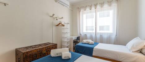 2 bedrooms, iron/ironing board, internet, bed sheets