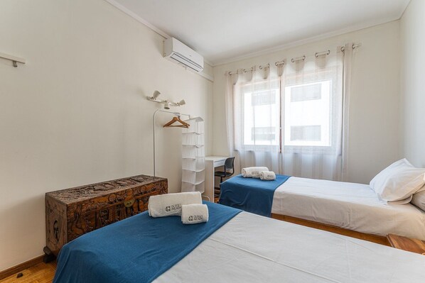 2 bedrooms, iron/ironing board, Internet, bed sheets