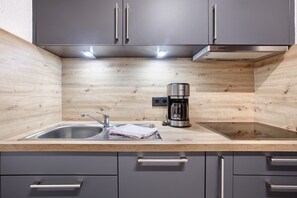 Jääkaappi, mikroaaltouuni, liesi, astianpesukone