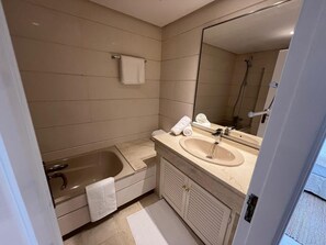 Haartrockner, Handtücher, Seife, Toilettenpapier