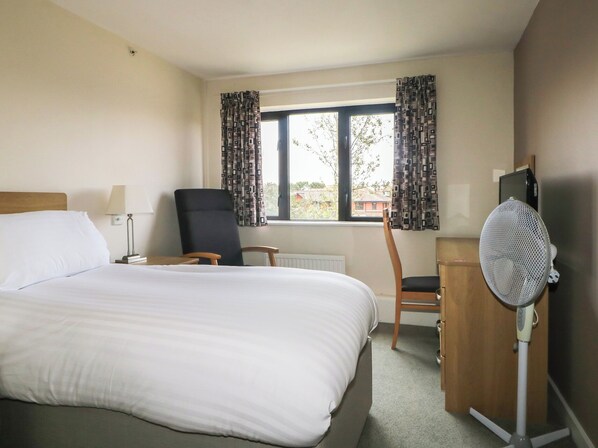 3 bedrooms, individually decorated, individually furnished, free WiFi - The Firelight Flat at Marine Court (Littlehampton)