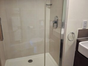 Cottage | Bathroom | Shower - Marine Court First-floor Sleeps 3 (Littlehampton)