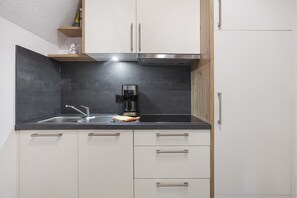 Refrigerador, parrilla de estufa, lavavajillas y cafetera y tetera 