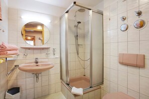 Shower, hair dryer - Apartment 3 with Shared Garden, Balcony and Wi-Fi (Todtmoos)