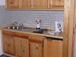 Fridge, stovetop, coffee/tea maker, electric kettle