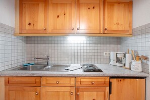 Kühlschrank, Herdplatte, Wasserkocher mit Kaffee-/Teezubehör