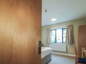 1 kamar tidur dan didekorasi berbeda-beda