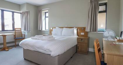 Marine Court Ground-floor Double Bedroom With Wet Room