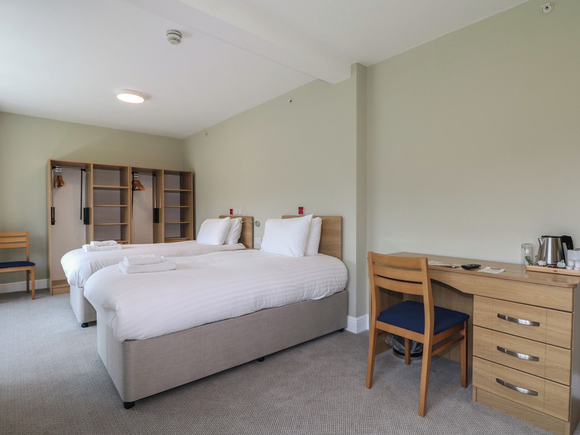 1 habitación, decoración personalizada y muebles diferentes 