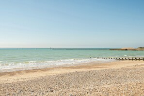 A pebbly beach with a wooden pier extending into the water. - Marine Court Ground-floor Accessible Twin (Littlehampton)